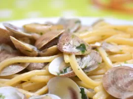 Receta italiana de espaguetis con almejas y gambas deliciosa y fácil
