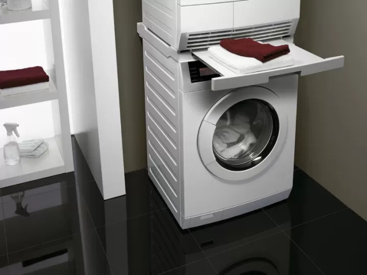 ¿Es posible hacer un mueble para incorporar la lavadora y secadora en el baño?